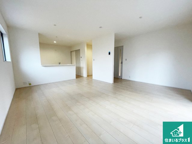 京都市北区鷹峯南鷹峯町　新築一戸建ての居間・リビング|子供を見守りながらお料理が出来るため家族のコミュニケーションか増えます♪スペースが広く確保されている為お子様が大きくなったときは一緒に料理を楽しめます♪