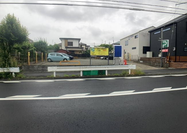 【外観】 | 家を建てる場合、方位は要チェックです。現実的に日当たりのよい家ならばリビングは南側、建築基準法でも北側に当たる家への配慮は求められています。土地を見学に行く際は、方位磁針を持って行くようにしましょう。