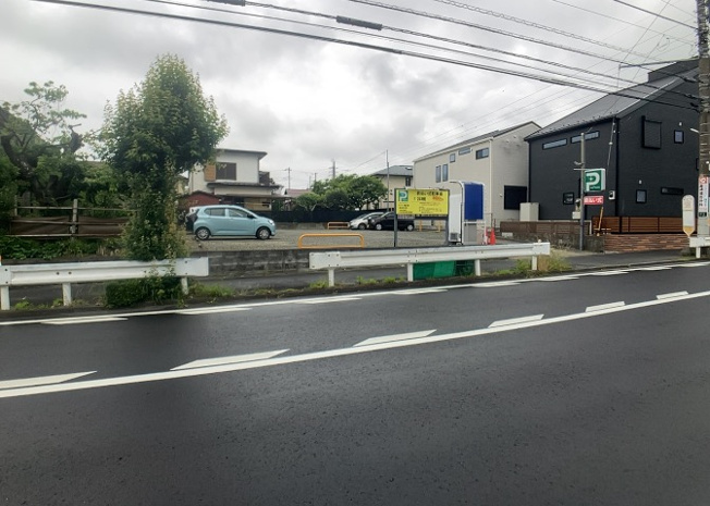 【外観】 | 土地を買う際、住む地域の自治体や福祉の補助制度にも注目してみましょう。子供や老人の医療補助やゴミ出しのルールなど、自治体によってルールに大きな違いがあるため、暮らしやすい土地で判断するとよいでしょう。