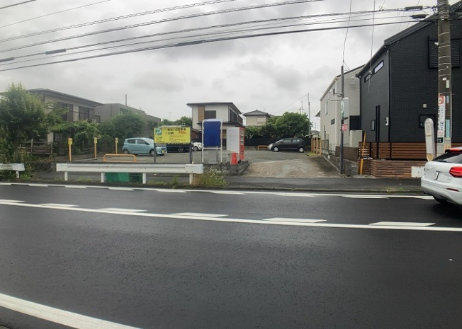 【外観】 | 土地の前の道路に消火栓が設置されていることがあります。この場合、道路交通法第45条第1項により、駐車禁止の場所が指定されています。そのため、車庫などの駐車スペースをつくることができない場合があります。