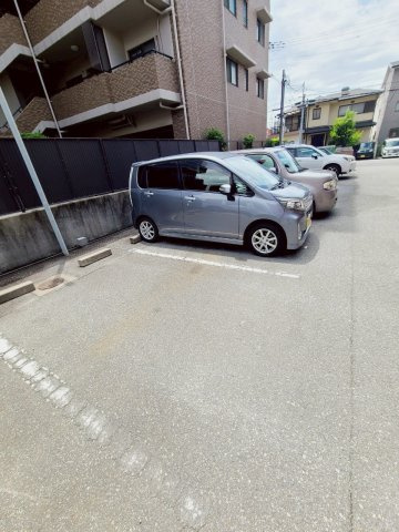 西宮市室川町の賃貸マンションの駐車場
