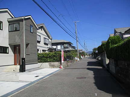 広島市佐伯区五月が丘３丁目　新築一戸建ての前面道路含む現地写真