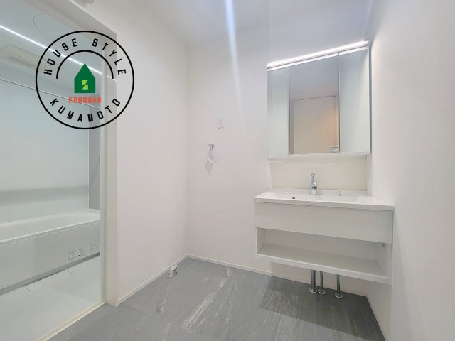 熊本市北区鶴羽田2丁目第2-7棟（4号棟）　の脱衣所|ゆとりの洗面スペースで朝の身支度もスムーズに。暮らしを快適に変えるシャワー付洗面台です！