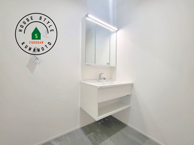 熊本市北区鶴羽田2丁目第2-7棟（4号棟）　の独立洗面台|毎日使うものだから清潔な空間を保ちたい水回り。洗面にはそんな願いを解消させてくれる収納アイデアが満載です。三面鏡の裏側にはキャビネットが現れ小物から背の高い物まで収納できます。