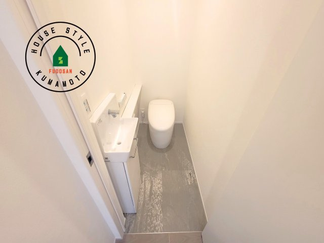 熊本市北区鶴羽田2丁目第2-7棟（4号棟）　のトイレ|温水洗浄便座を完備しております。2ヶ所にトイレがあるのは朝の慌ただしい時間も安心です。