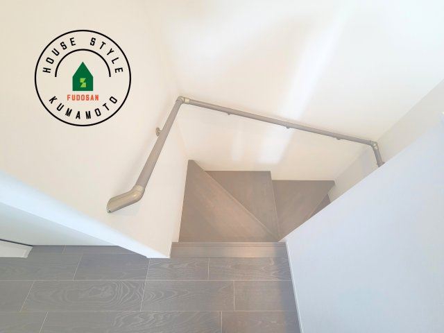 熊本市北区鶴羽田2丁目第2-7棟（4号棟）　の内装|＜手すり付階段＞手すりがないと階段の昇り降りで危険なことはもちろん、壁に手をつきながら歩くことで壁紙が汚れやすくなります。すべての方に快適に昇り降りしていただくため、手すりを設置しました。