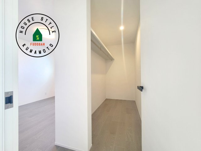 熊本市北区鶴羽田2丁目第2-7棟（4号棟）　の収納|洋服や大きな荷物が多い方や人数の多いご家族などは、一般的なクローゼットよりもウォークインクローゼットのほうが使い勝手が良いです。