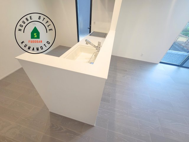 熊本市北区鶴羽田2丁目第2-7棟（4号棟）　のダイニング|キッチンから立ち込める香りが今日の料理を期待させます。