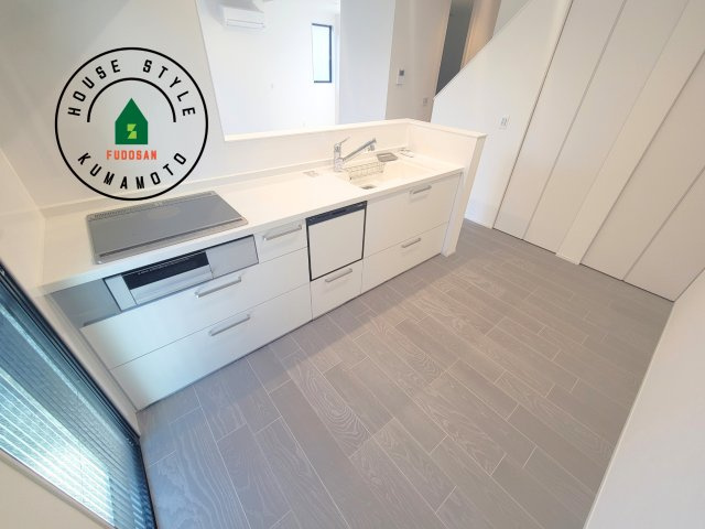 熊本市北区鶴羽田2丁目第2-7棟（4号棟）　のキッチン|ダイニングテーブルへの配膳がラクラク、お料理はかどるカウンター付きシステムキッチン！