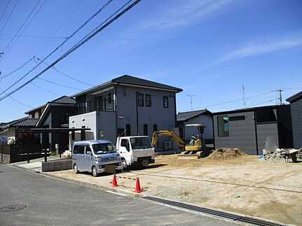 広島市佐伯区五月が丘３丁目　新築一戸建ての前面道路含む現地写真