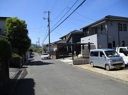広島市佐伯区五月が丘３丁目　新築一戸建ての前面道路含む現地写真