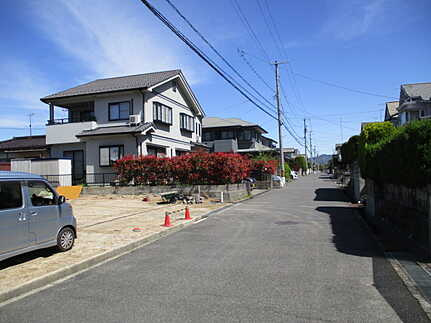広島市佐伯区五月が丘３丁目　新築一戸建ての前面道路含む現地写真