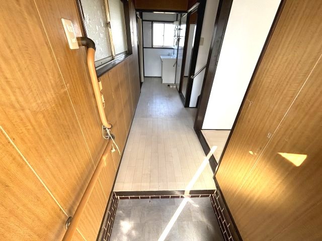 岩槻戸建の玄関|収納もある玄関です