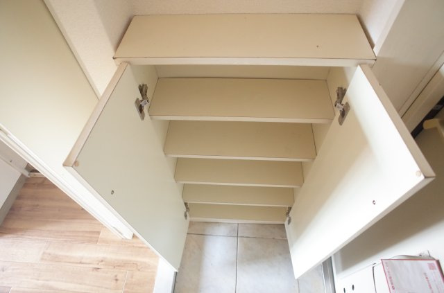 姫路市飾磨区三宅１丁目の賃貸マンションの収納