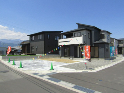 【駐車場】 | ブルーミングガーデン南アルプス市寺部2期　2号棟 | 駐車スペースもあります