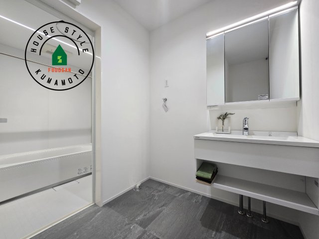 熊本市北区鶴羽田2丁目第2-7棟（5号棟）　の脱衣所|ゆとりの洗面スペースで朝の身支度もスムーズに。暮らしを快適に変えるシャワー付洗面台です！