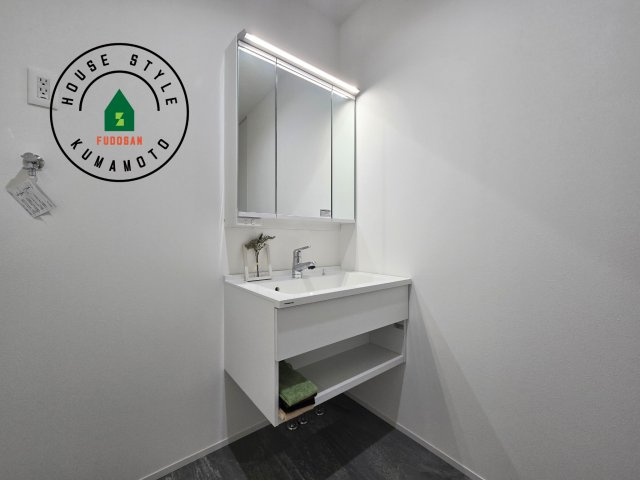 熊本市北区鶴羽田2丁目第2-7棟（5号棟）　の独立洗面台|毎日使うものだから清潔な空間を保ちたい水回り。洗面にはそんな願いを解消させてくれる収納アイデアが満載です。三面鏡の裏側にはキャビネットが現れ小物から背の高い物まで収納できます。