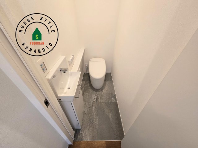 熊本市北区鶴羽田2丁目第2-7棟（5号棟）　のトイレ|温水洗浄便座を完備しております。2ヶ所にトイレがあるのは朝の慌ただしい時間も安心です。