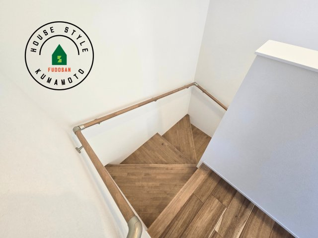 熊本市北区鶴羽田2丁目第2-7棟（5号棟）　の内装|＜手すり付階段＞手すりがないと階段の昇り降りで危険なことはもちろん、壁に手をつきながら歩くことで壁紙が汚れやすくなります。すべての方に快適に昇り降りしていただくため、手すりを設置しました。
