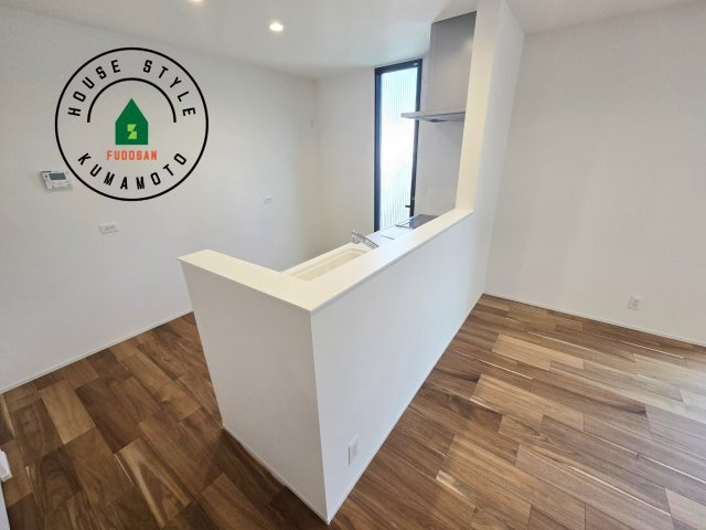 熊本市北区鶴羽田2丁目第2-7棟（5号棟）　のダイニング|キッチンから立ち込める香りが今日の料理を期待させます。