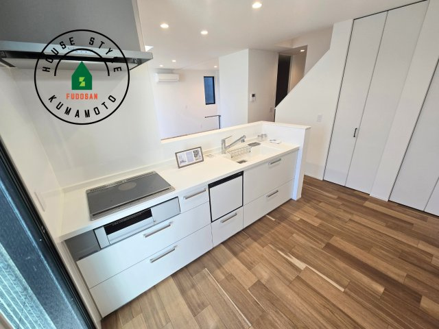 熊本市北区鶴羽田2丁目第2-7棟（5号棟）　のキッチン|ダイニングテーブルへの配膳がラクラク、お料理はかどるカウンター付きシステムキッチン！