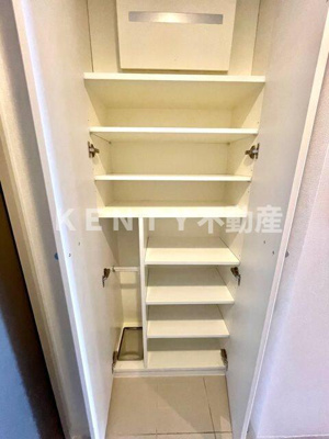 【玄関】 | レジディア南品川Ⅱ | 収納もある玄関です