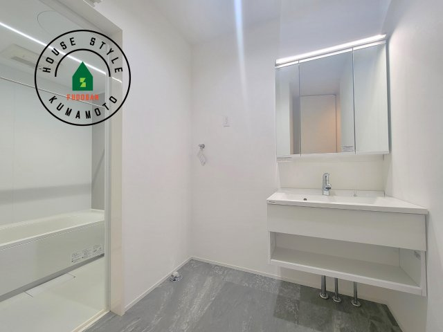 熊本市北区鶴羽田2丁目第2-7棟（7号棟）　の脱衣所|ゆとりの洗面スペースで朝の身支度もスムーズに。暮らしを快適に変えるシャワー付洗面台です！