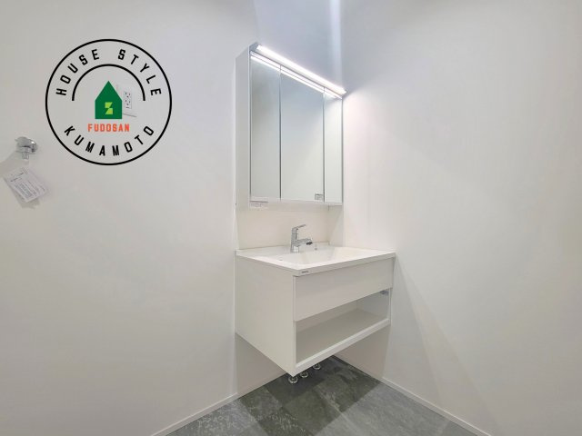 熊本市北区鶴羽田2丁目第2-7棟（7号棟）　の独立洗面台|毎日使うものだから清潔な空間を保ちたい水回り。洗面にはそんな願いを解消させてくれる収納アイデアが満載です。三面鏡の裏側にはキャビネットが現れ小物から背の高い物まで収納できます。