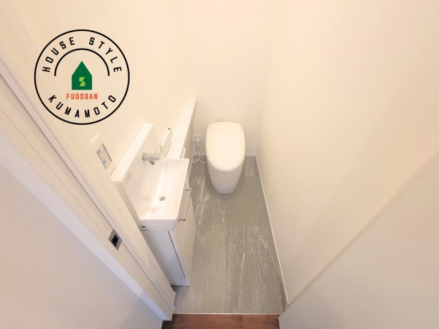 熊本市北区鶴羽田2丁目第2-7棟（7号棟）　のトイレ|温水洗浄便座を完備しております。2ヶ所にトイレがあるのは朝の慌ただしい時間も安心です。