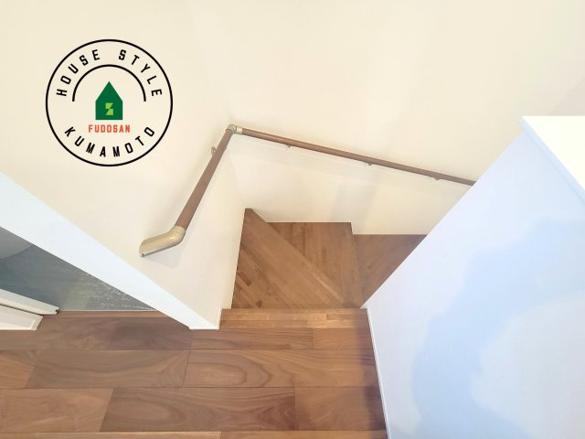 熊本市北区鶴羽田2丁目第2-7棟（7号棟）　の内装|＜手すり付階段＞手すりがないと階段の昇り降りで危険なことはもちろん、壁に手をつきながら歩くことで壁紙が汚れやすくなります。すべての方に快適に昇り降りしていただくため、手すりを設置しました。