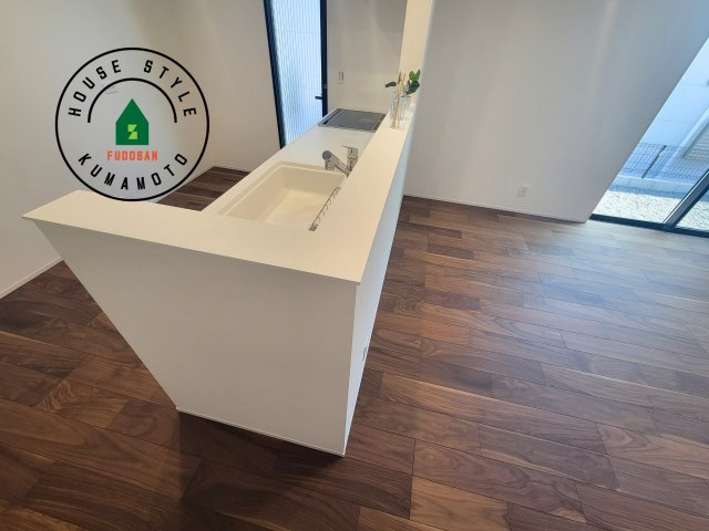 熊本市北区鶴羽田2丁目第2-7棟（7号棟）　のダイニング|キッチンから立ち込める香りが今日の料理を期待させます。