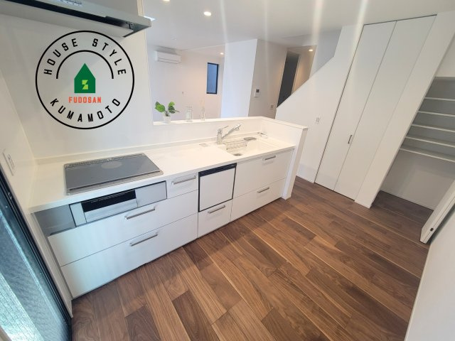 熊本市北区鶴羽田2丁目第2-7棟（7号棟）　のキッチン|ダイニングテーブルへの配膳がラクラク、お料理はかどるカウンター付きシステムキッチン！