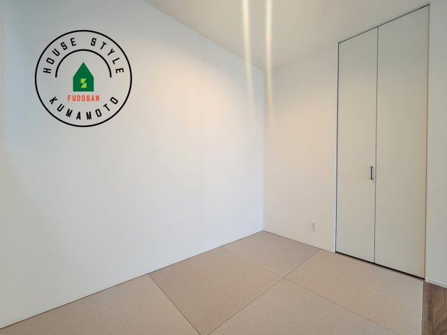 熊本市北区鶴羽田2丁目第2-7棟（7号棟）　の和室|和室を上手に活用すると暮らし方の幅が広がります。例えば普段は開け放して、子供の小さいうちはお昼寝や遊びのスペースに。畳はソフトなので転んでもケガをしにくく安心です