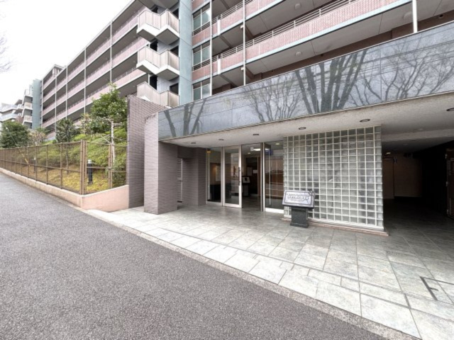 藤和シティホームズ青葉松風台壱番館フォーリアの外観|ショッピング施設が建物前にございます。通りに面しているため夜間でも安心です