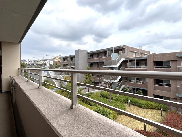 藤和シティホームズ青葉松風台壱番館フォーリアの展望|バルコニーからの眺望です。建物など至近に遮るものがないため気持ちのよい風が通り抜けます