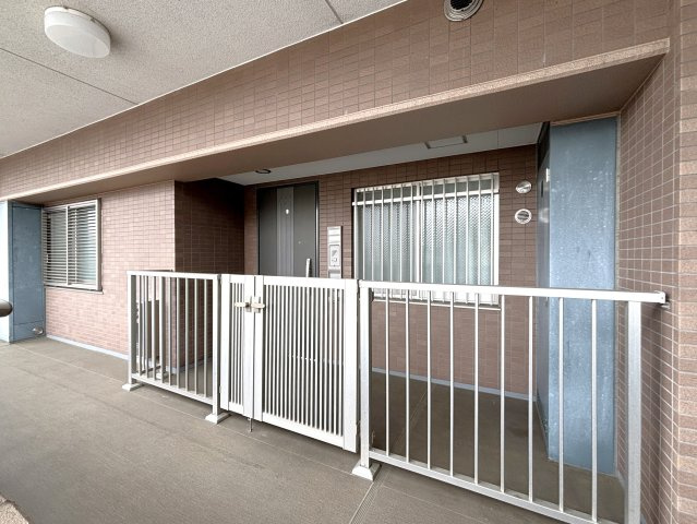 藤和シティホームズ青葉松風台壱番館フォーリアのエントランス|玄関ドアの前に門扉で区切られたポーチは、防犯面でもうれしい仕様