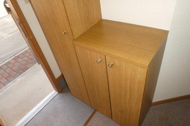 クレストール山地Bの玄関|シューズボックス