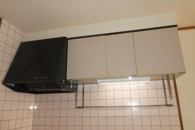 クレストール山地Bのキッチン|キッチン上収納