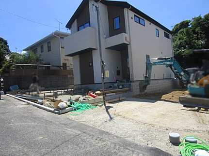 広島市東区牛田新町１丁目　新築一戸建ての前面道路含む現地写真