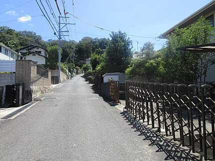 広島市東区牛田新町１丁目　新築一戸建ての前面道路含む現地写真