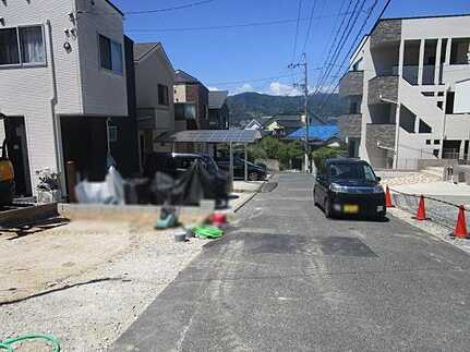 広島市東区牛田新町１丁目　新築一戸建ての前面道路含む現地写真