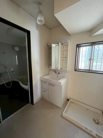 堺市南区檜尾　太陽光発電　駐車3台可能の独立洗面台