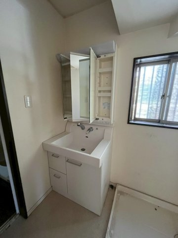 堺市南区檜尾　太陽光発電　駐車3台可能の独立洗面台