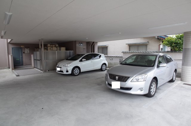 クリスタル西庄の駐車場