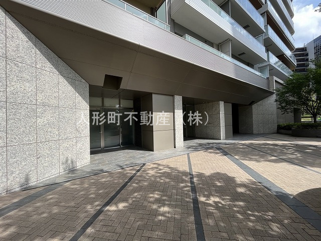 【エントランス】 | HARUMI FLAG PARK VILLAGE C棟 | 重厚感あるエントランス