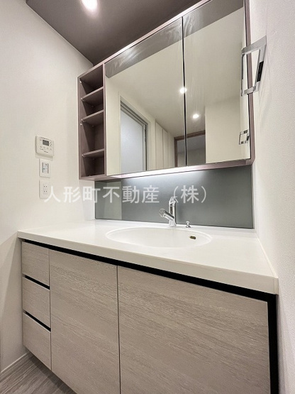 【独立洗面台】 | HARUMI FLAG PARK VILLAGE C棟 | 多彩な収納の洗面設備