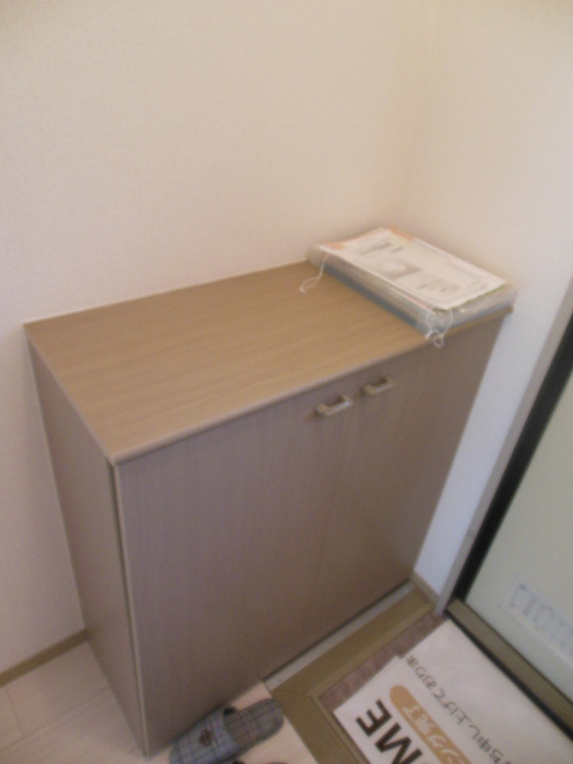 狛江市駒井町１丁目のアパートの玄関