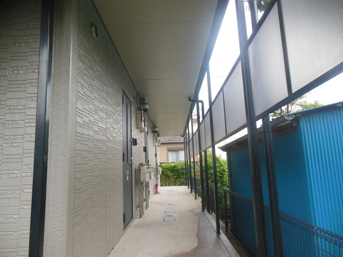 狛江市駒井町１丁目のアパートのエントランス