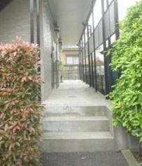 狛江市駒井町１丁目のアパートのエントランス