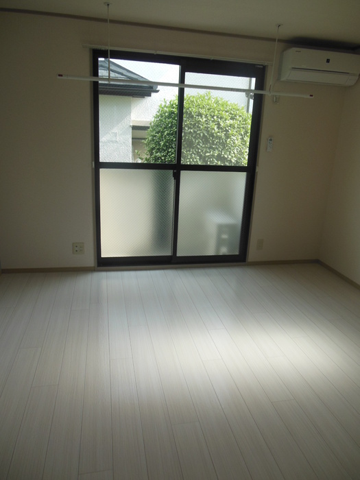 狛江市駒井町１丁目のアパートの居間・リビング